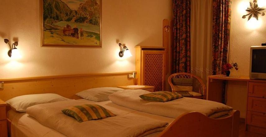 Albergo Genziana San Vigilio Di Marebbe Camera foto
